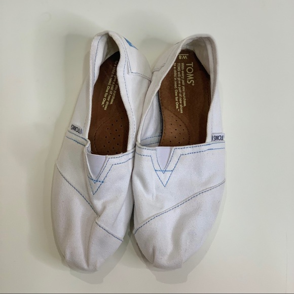 White canvas TOMS with blue stitching 💙🤍 - Picture 2 of 4
